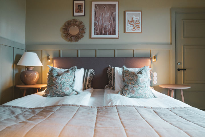 Hotellsäng bäddad med mjuka, rosa örngott