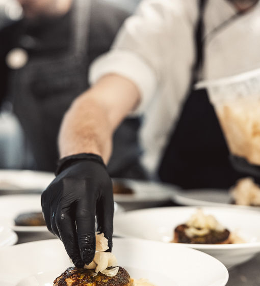 Kock serverat mat på en tallrik