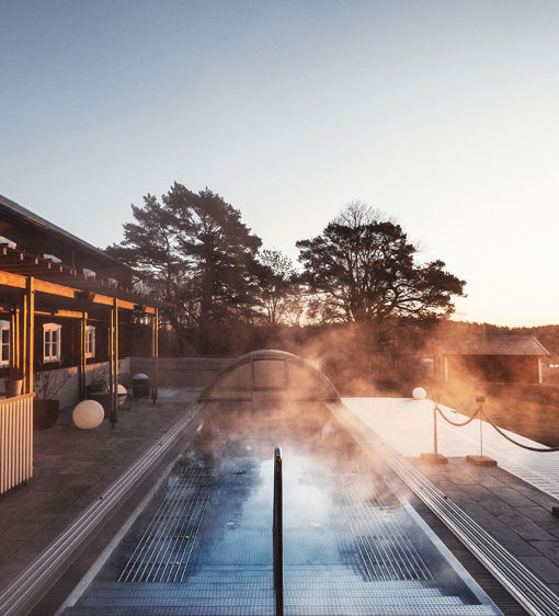 Utomhuspool i soluppgång