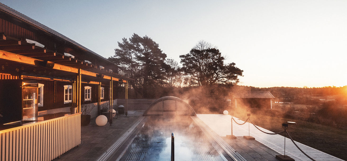 Utomhuspool i soluppgång