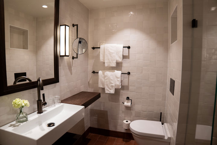 Hotellbadrum med dusch