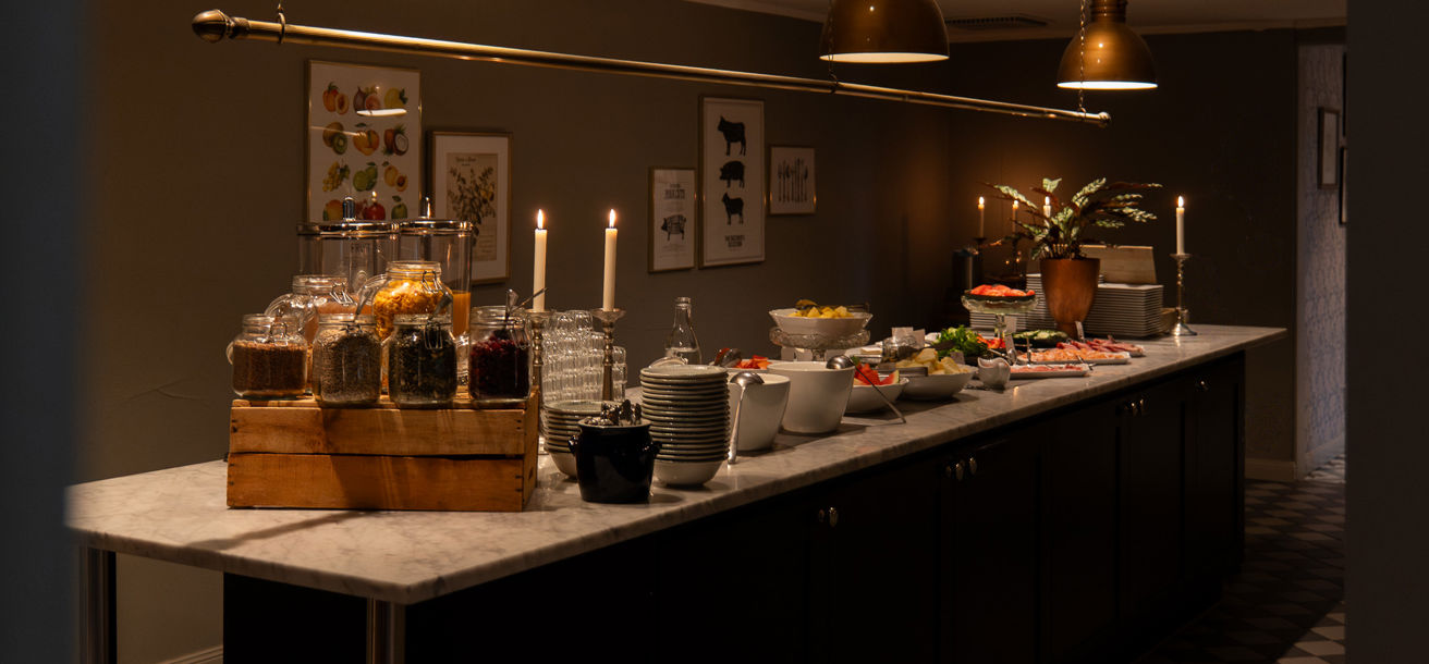Frukostbuffe med både varma och kalla rätter