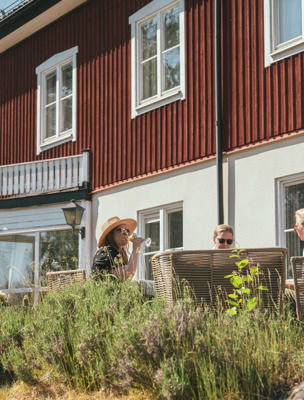 En grupp sitter på Fågelbro Säteri uteservering