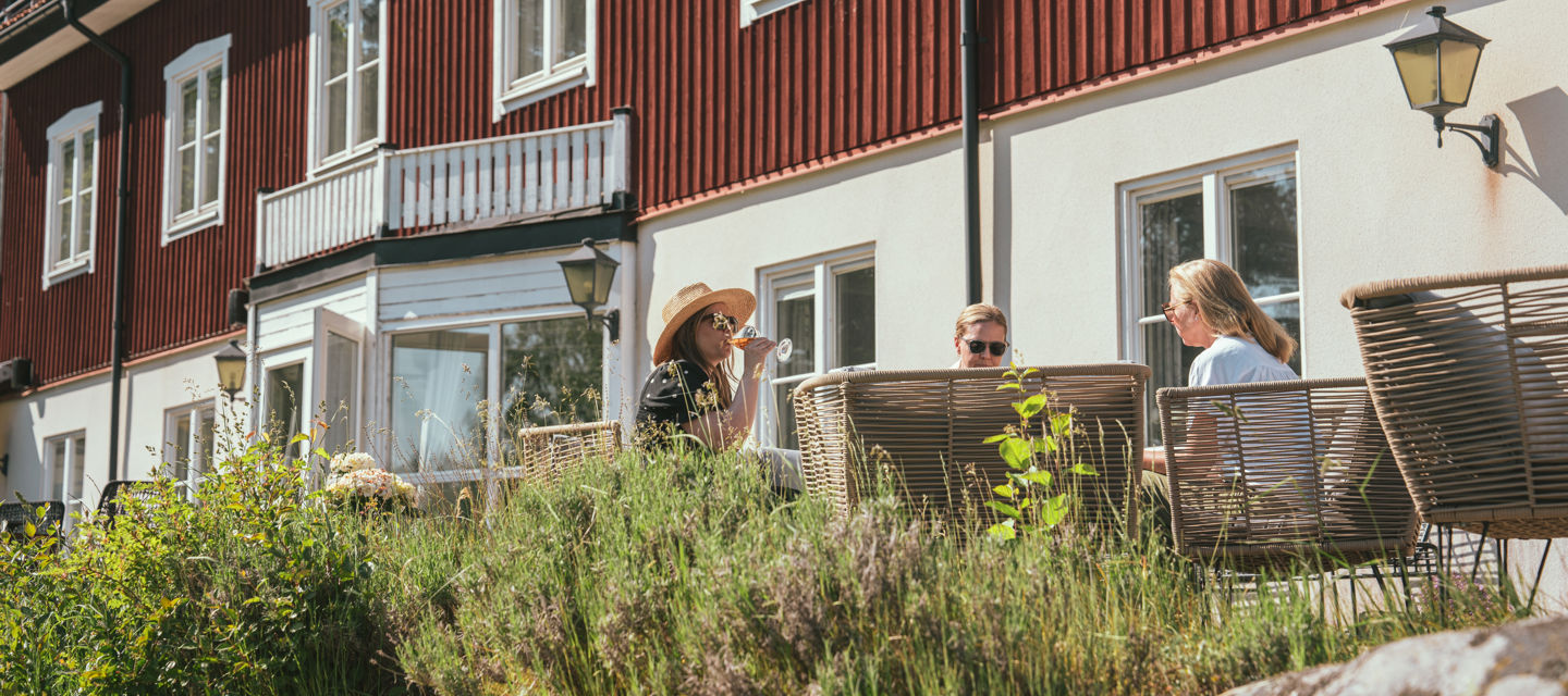 En grupp sitter på Fågelbro Säteri uteservering