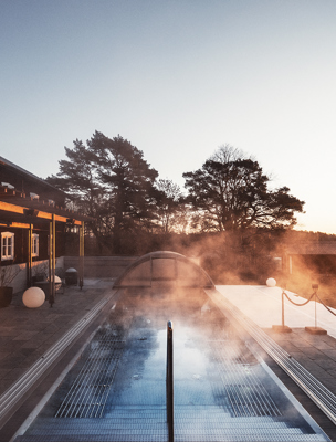 Varm utomhuspool med vacker utsikt