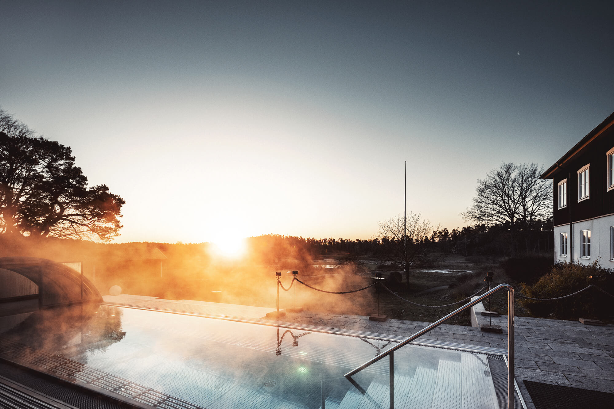 Utsikt över utomhuspool på hösten