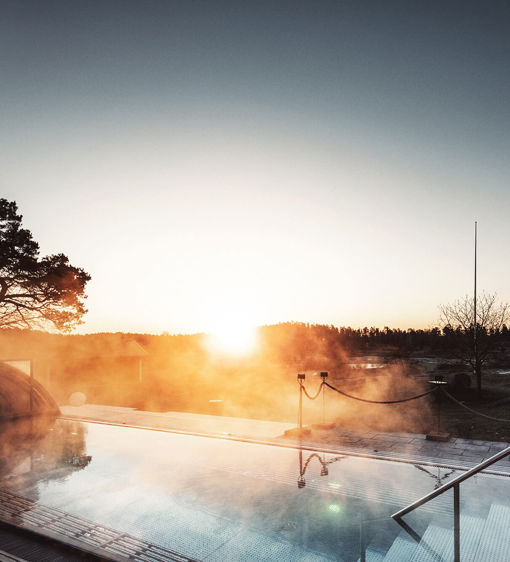 Utsikt över utomhuspool på hösten