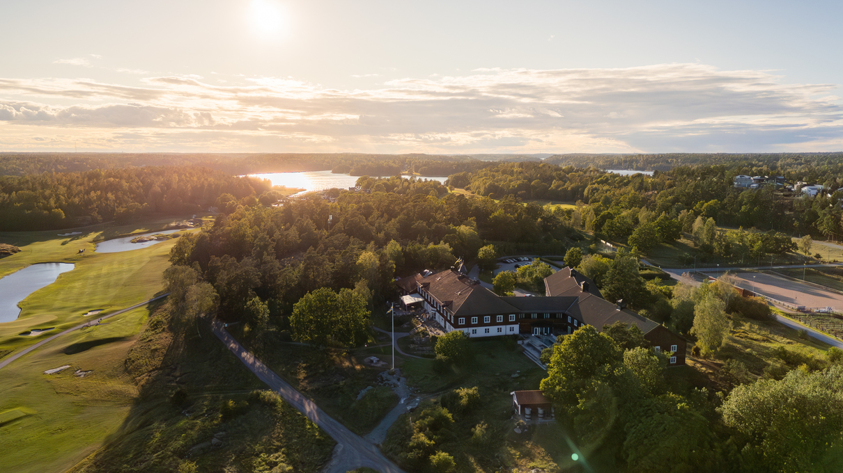Fågelbro Säteri på Värmdö med grönskande omgivningar