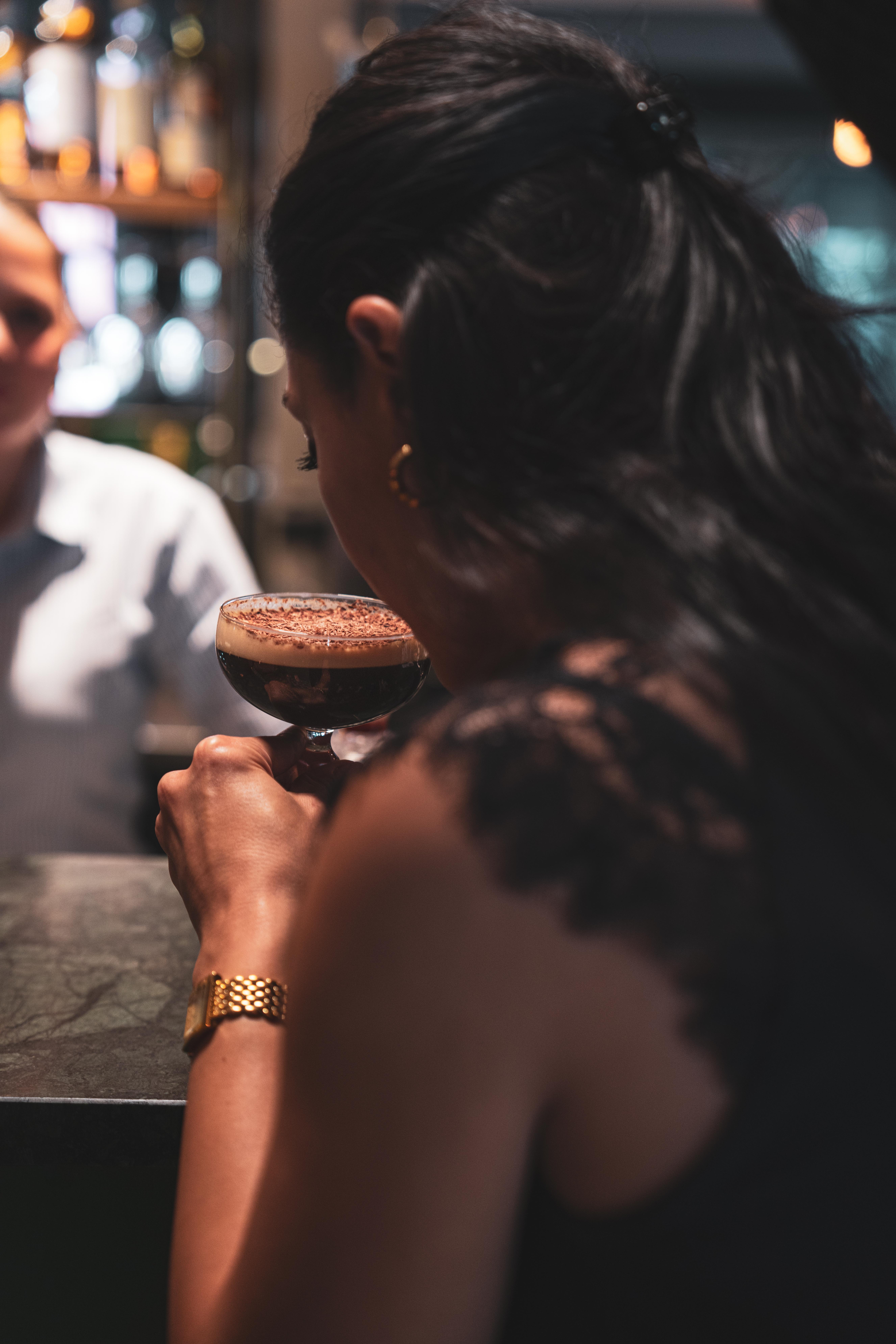 Kvinna dricker drink