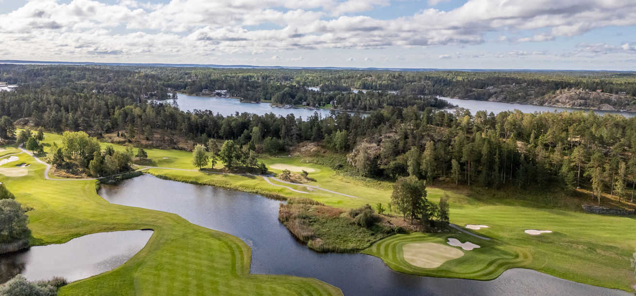 Drönarbild över gröna golfbanor